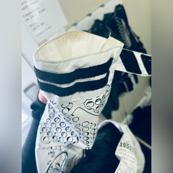 Oakley’s snowboarding over shell coat. Medium in new condition - Picture 8 of 8